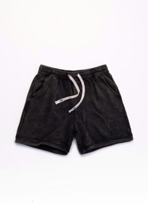 Quần short màu đen, form thoải mái, chất vải mềm mịn, dây rút tiện lợi. Phù hợp mặc đi chơi, ở nhà hoặc tập luyện.